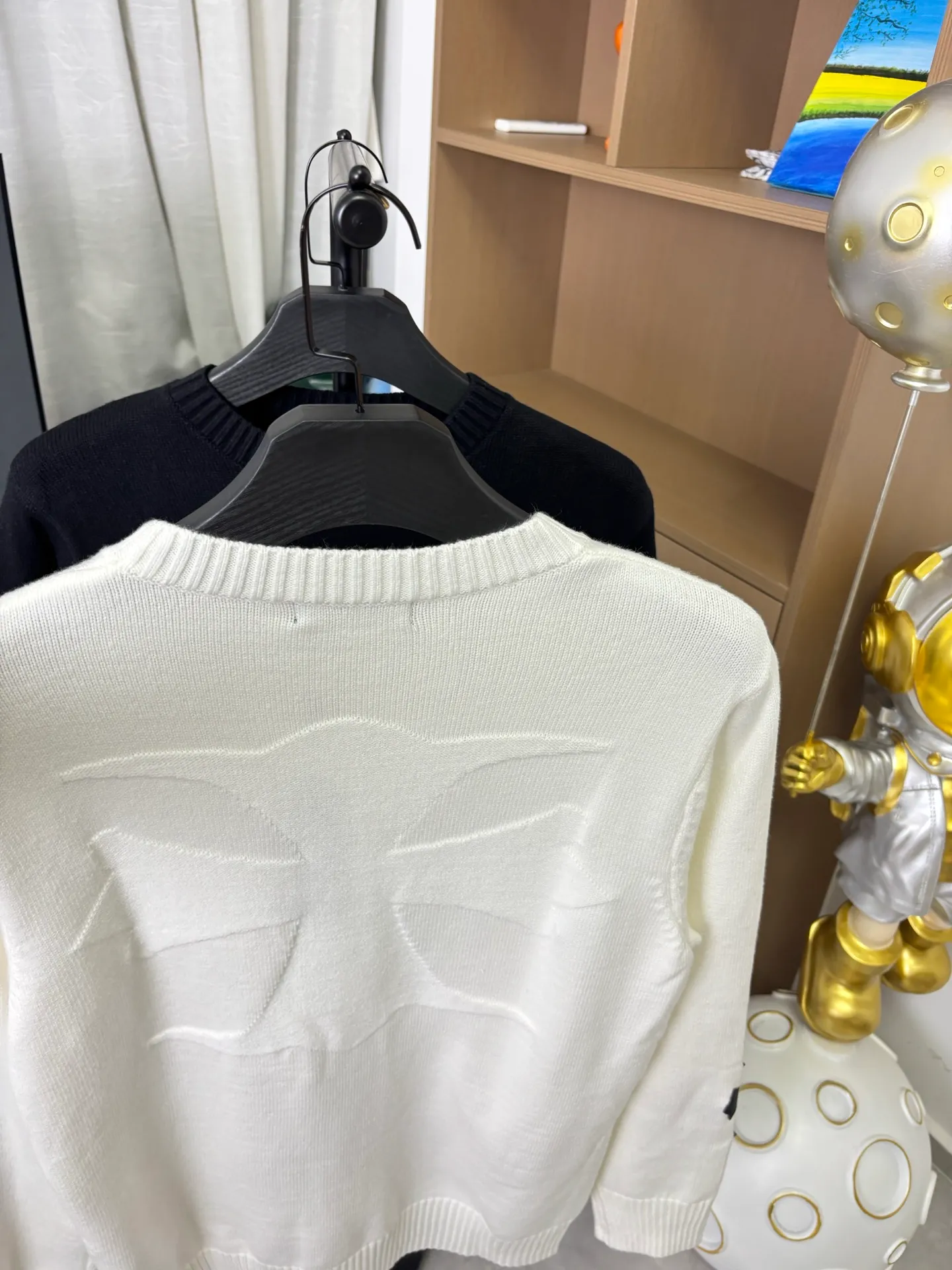 P260 Style number: DC228# [Chrome Hearts] Chrome Hearts' new cross-knit jacquard appliqué embroidered round neck pullover sweater. Contains 20% wool. The item is made of custom-dyed and custom-spun yarn, purchased from the original version. A full set of customized accessories. Details determine success or failure. A new model for autumn and winter. It is soft and delicate and does not tie the body. The upper body effect is very nice. Loose fit. Same style for men and women. Color: White Black Size: S-L [Picture 9️⃣Size Chart]